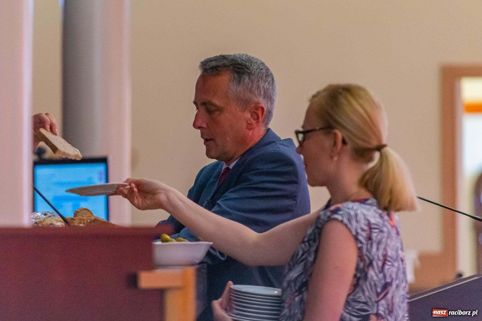 Zdjęcie w galerii na portalu naszraciborz.pl: Dożynkowy chlebek, smalczyk i konserwowy ogórek. Prezydent częstował radnych [FOTO] wiadomości z regionu