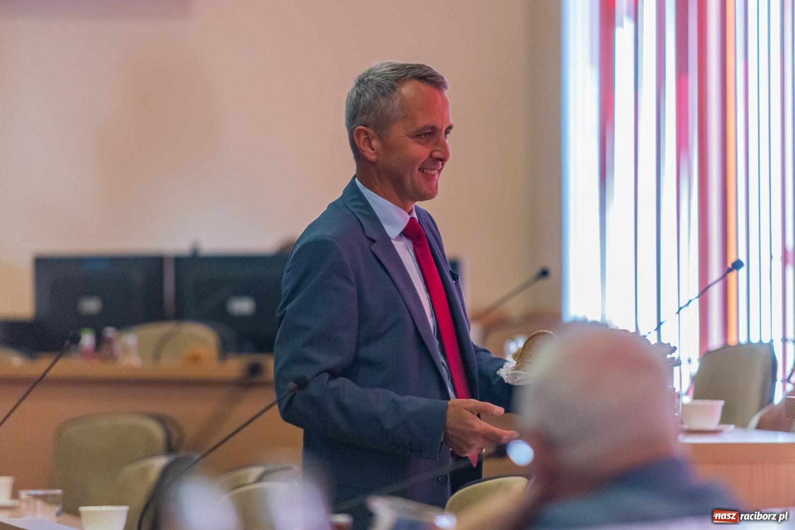 Zdjęcie w galerii na portalu naszraciborz.pl: Dożynkowy chlebek, smalczyk i konserwowy ogórek. Prezydent częstował radnych [FOTO] wiadomości z regionu