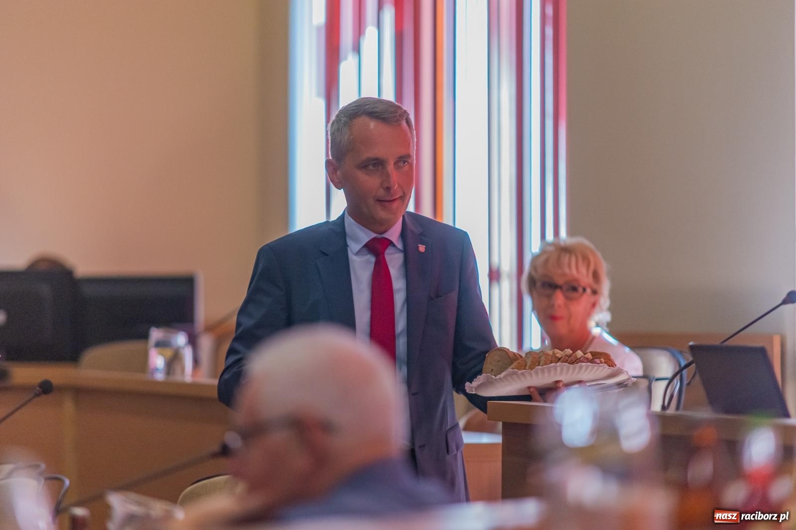Zdjęcie w galerii na portalu naszraciborz.pl: Dożynkowy chlebek, smalczyk i konserwowy ogórek. Prezydent częstował radnych [FOTO] wiadomości z regionu