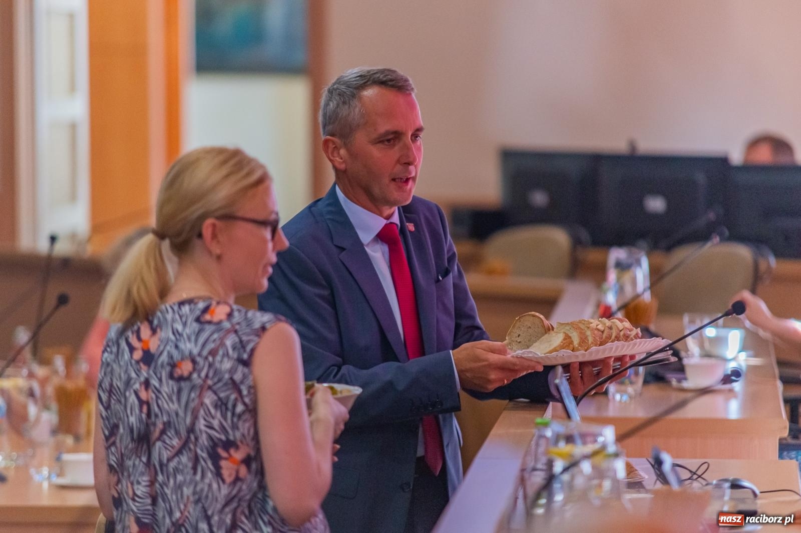 Zdjęcie w galerii na portalu naszraciborz.pl: Dożynkowy chlebek, smalczyk i konserwowy ogórek. Prezydent częstował radnych [FOTO] wiadomości z regionu