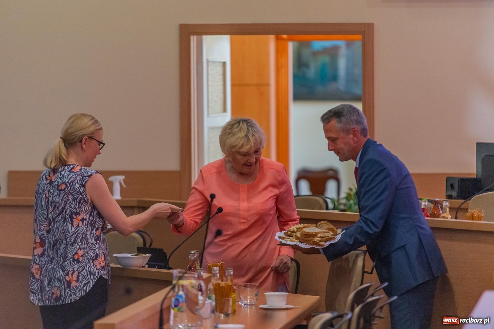 Zdjęcie w galerii na portalu naszraciborz.pl: Dożynkowy chlebek, smalczyk i konserwowy ogórek. Prezydent częstował radnych [FOTO] wiadomości z regionu