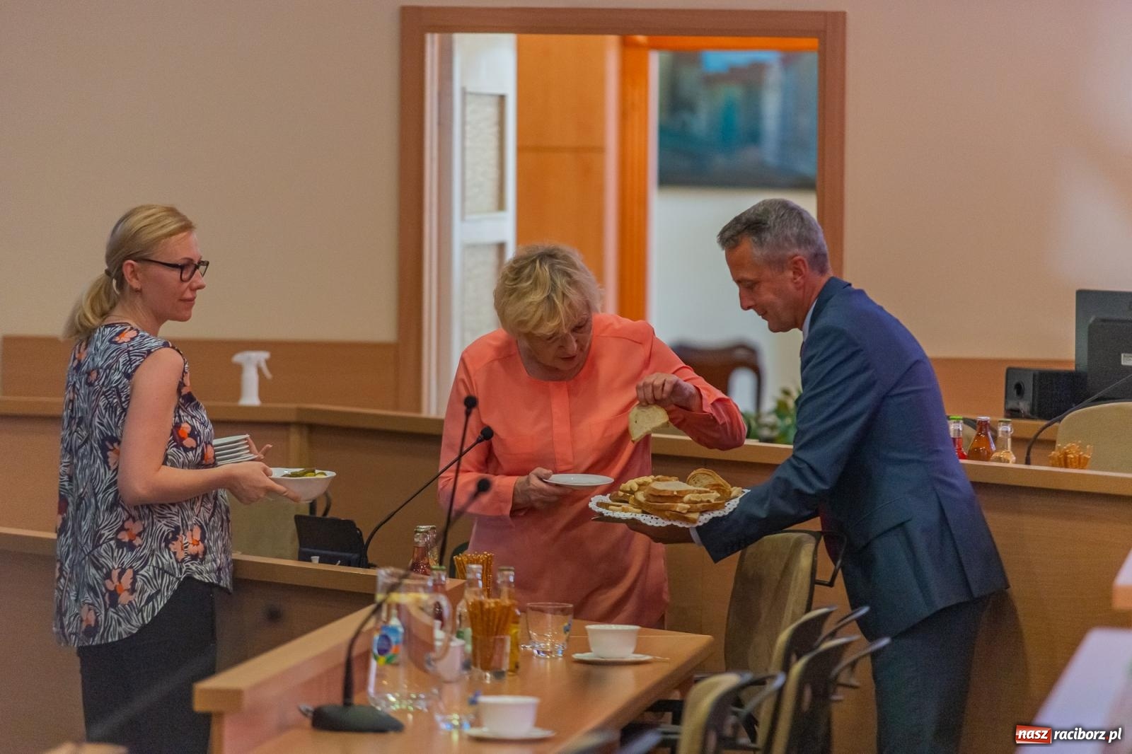 Zdjęcie w galerii na portalu naszraciborz.pl: Dożynkowy chlebek, smalczyk i konserwowy ogórek. Prezydent częstował radnych [FOTO] wiadomości z regionu