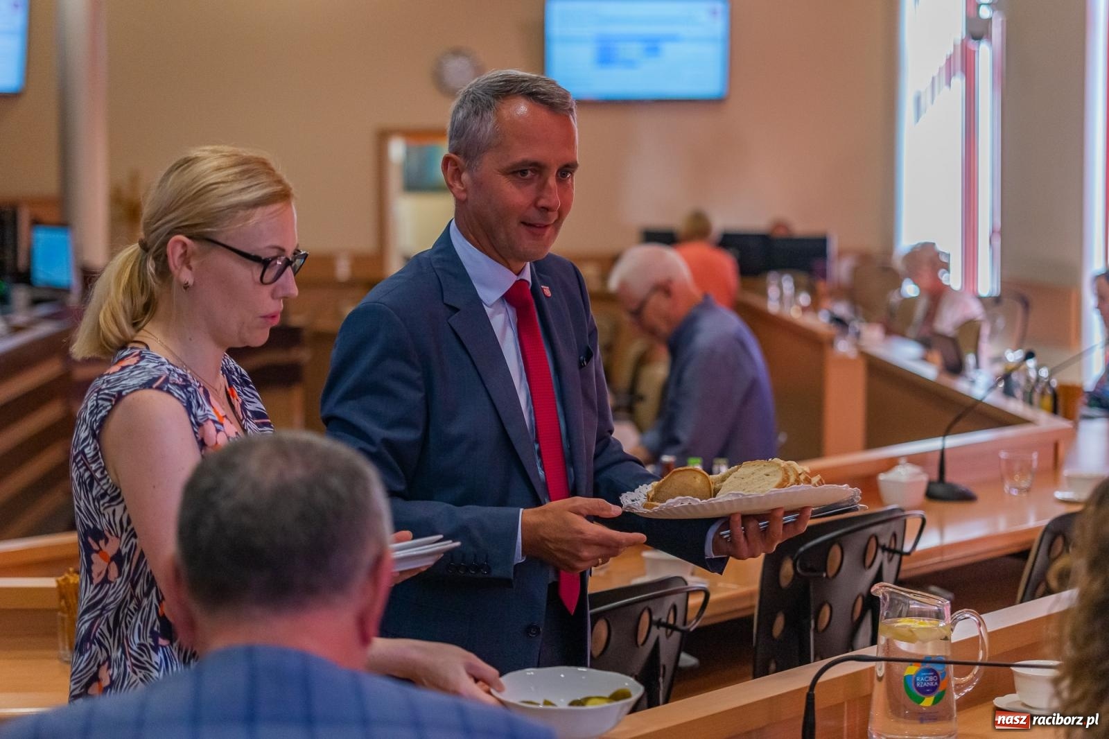 Zdjęcie w galerii na portalu naszraciborz.pl: Dożynkowy chlebek, smalczyk i konserwowy ogórek. Prezydent częstował radnych [FOTO] wiadomości z regionu