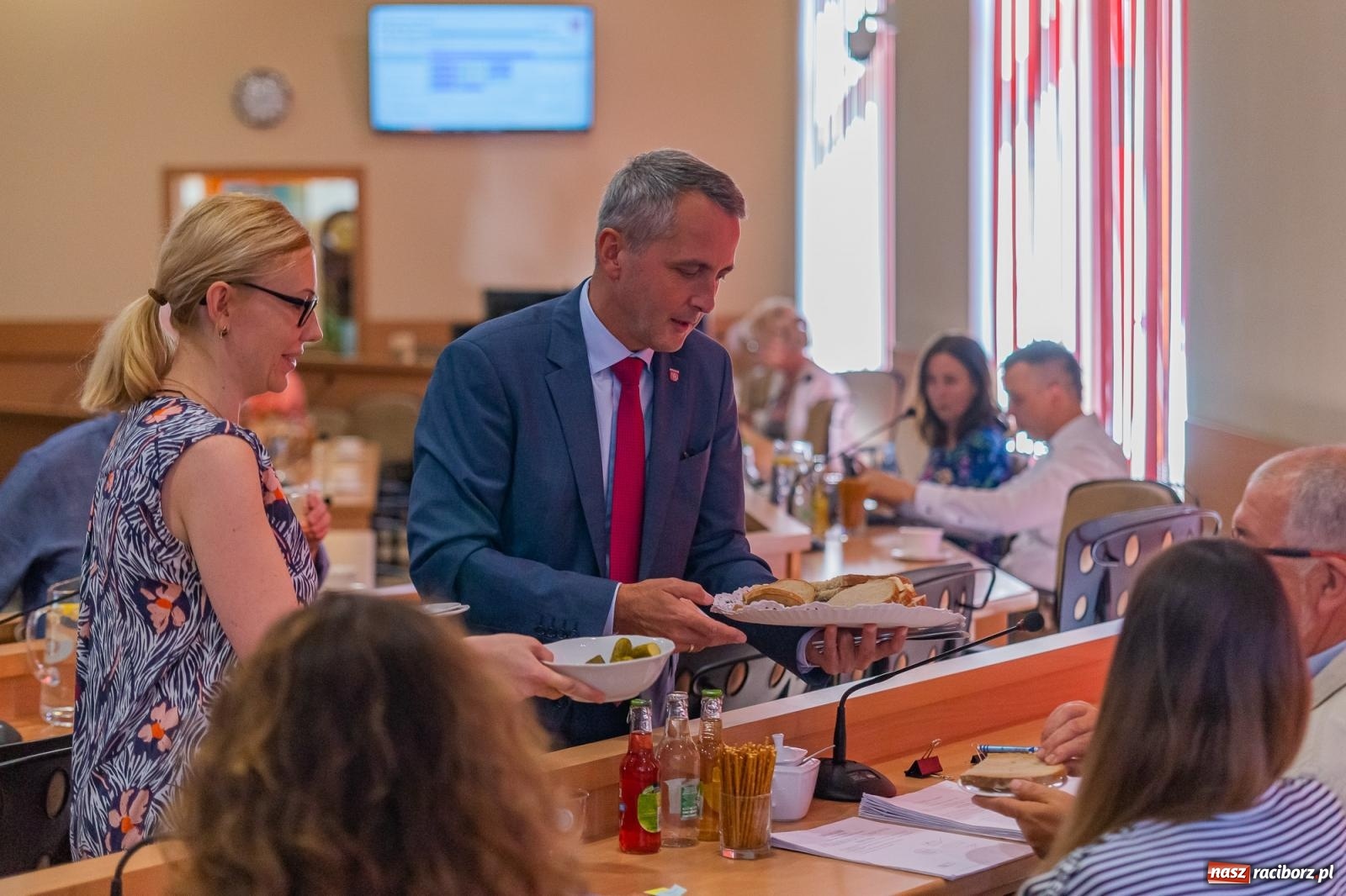 Zdjęcie w galerii na portalu naszraciborz.pl: Dożynkowy chlebek, smalczyk i konserwowy ogórek. Prezydent częstował radnych [FOTO] wiadomości z regionu