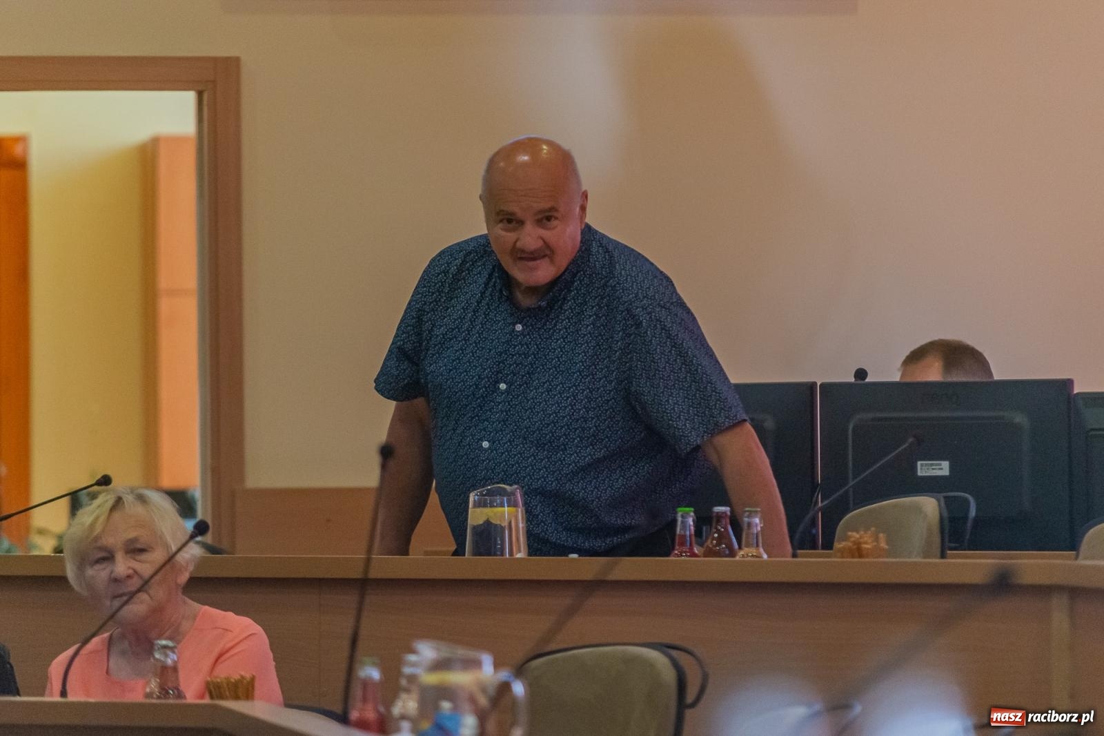 Zdjęcie w galerii na portalu naszraciborz.pl: Dożynkowy chlebek, smalczyk i konserwowy ogórek. Prezydent częstował radnych [FOTO] wiadomości z regionu