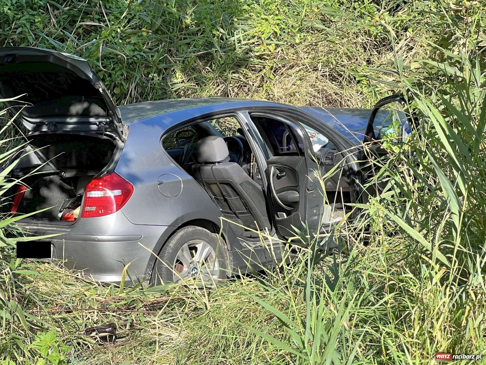 Zdjęcie w galerii na portalu naszraciborz.pl: Wypadek w Rzuchowie. Z BMW wydobyto 86-letnią pasażerkę [FOTO] wiadomości z regionu