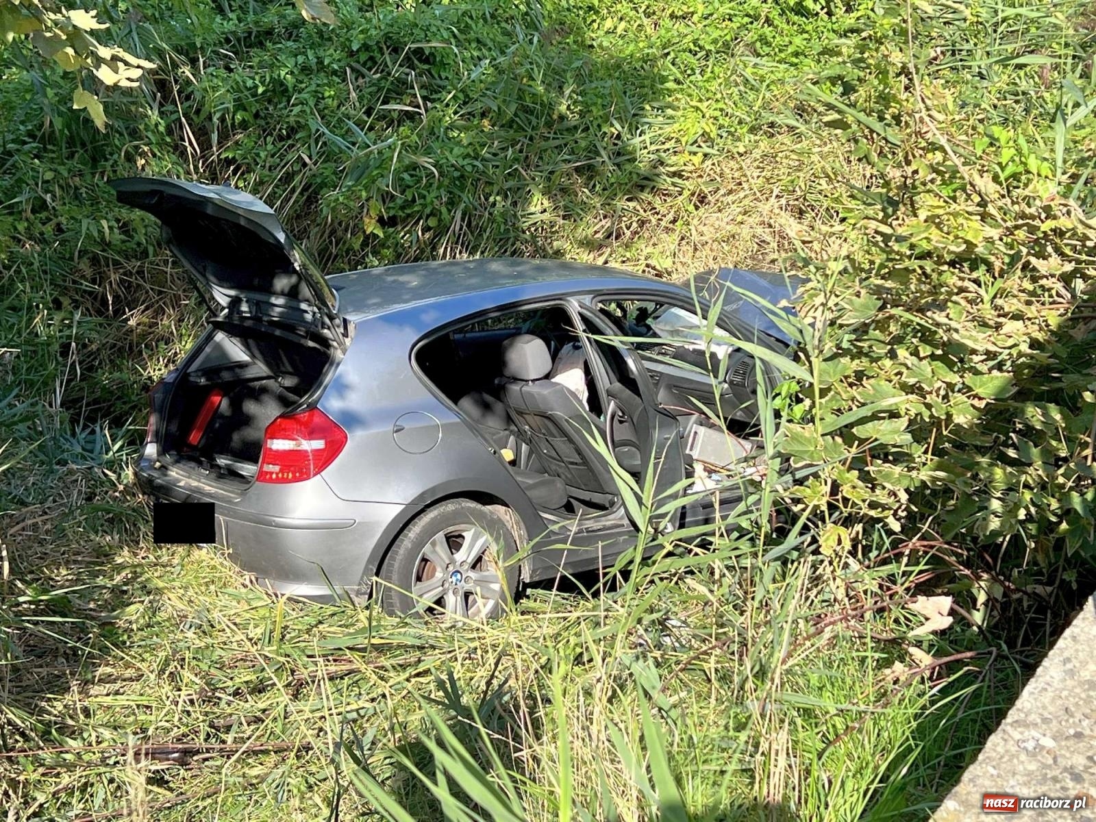 Zdjęcie w galerii na portalu naszraciborz.pl: Wypadek w Rzuchowie. Z BMW wydobyto 86-letnią pasażerkę [FOTO] wiadomości z regionu