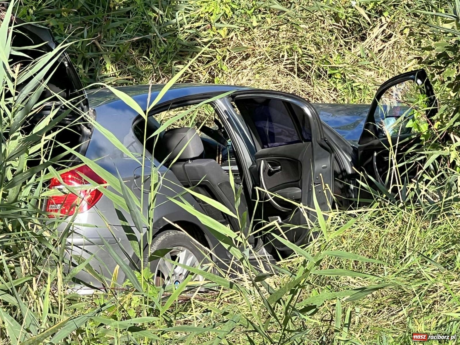 Zdjęcie w galerii na portalu naszraciborz.pl: Wypadek w Rzuchowie. Z BMW wydobyto 86-letnią pasażerkę [FOTO] wiadomości z regionu