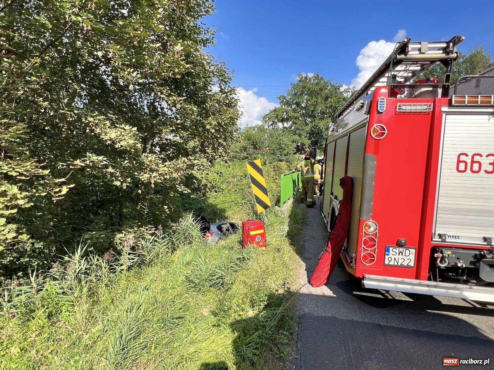 Zdjęcie w galerii na portalu naszraciborz.pl: Wypadek w Rzuchowie. Z BMW wydobyto 86-letnią pasażerkę [FOTO] wiadomości z regionu