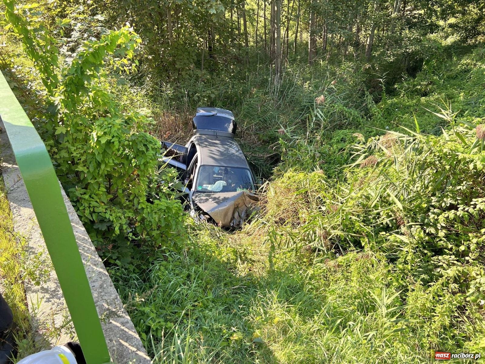 Zdjęcie w galerii na portalu naszraciborz.pl: Wypadek w Rzuchowie. Z BMW wydobyto 86-letnią pasażerkę [FOTO] wiadomości z regionu