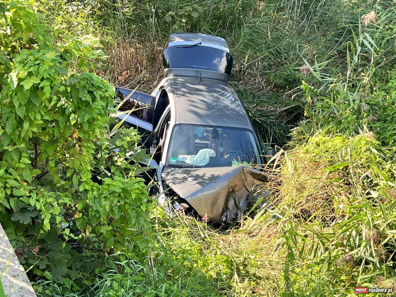 Zdjęcie w galerii na portalu naszraciborz.pl: Wypadek w Rzuchowie. Z BMW wydobyto 86-letnią pasażerkę [FOTO] wiadomości z regionu