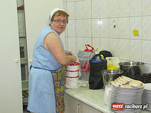 Zdjęcie w galerii na portalu naszraciborz.pl: SP 4 napełnia uczniom talerzyki wiadomości z regionu