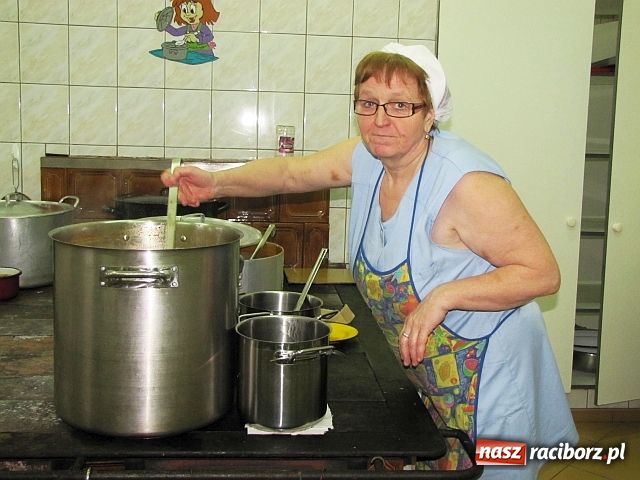 Zdjęcie w galerii na portalu naszraciborz.pl: SP 4 napełnia uczniom talerzyki wiadomości z regionu