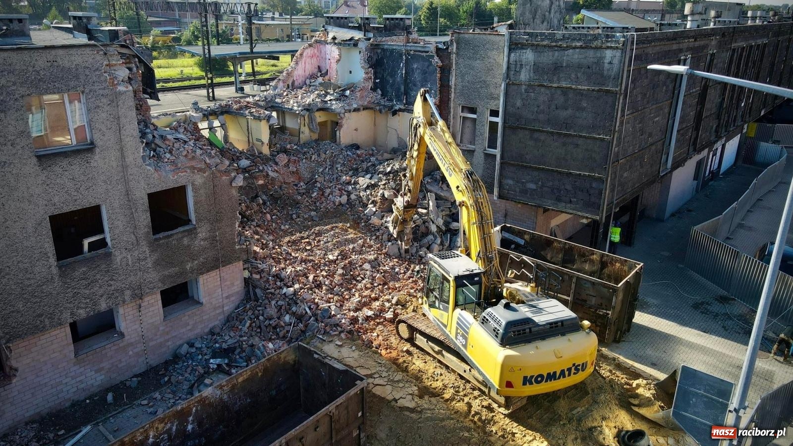 Zdjęcie w galerii na portalu naszraciborz.pl: Rozpoczęła się rozbiórka starego dworca PKP w Raciborzu [FOTO i WIDEO] wiadomości z regionu