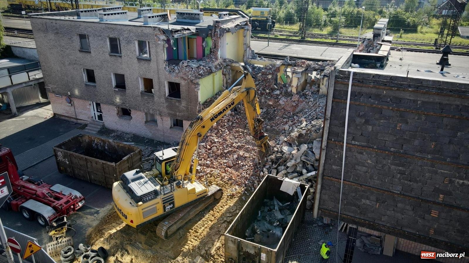 Zdjęcie w galerii na portalu naszraciborz.pl: Rozpoczęła się rozbiórka starego dworca PKP w Raciborzu [FOTO i WIDEO] wiadomości z regionu