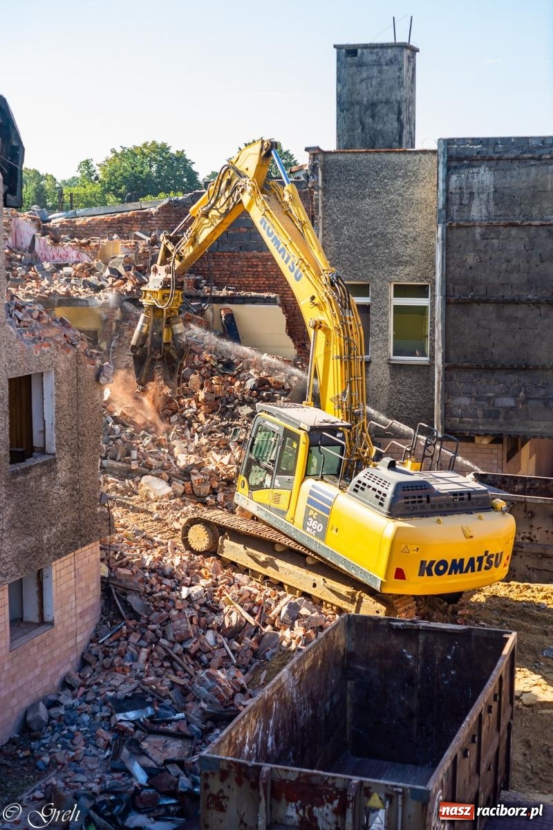 Zdjęcie w galerii na portalu naszraciborz.pl: Rozpoczęła się rozbiórka starego dworca PKP w Raciborzu [FOTO i WIDEO] wiadomości z regionu