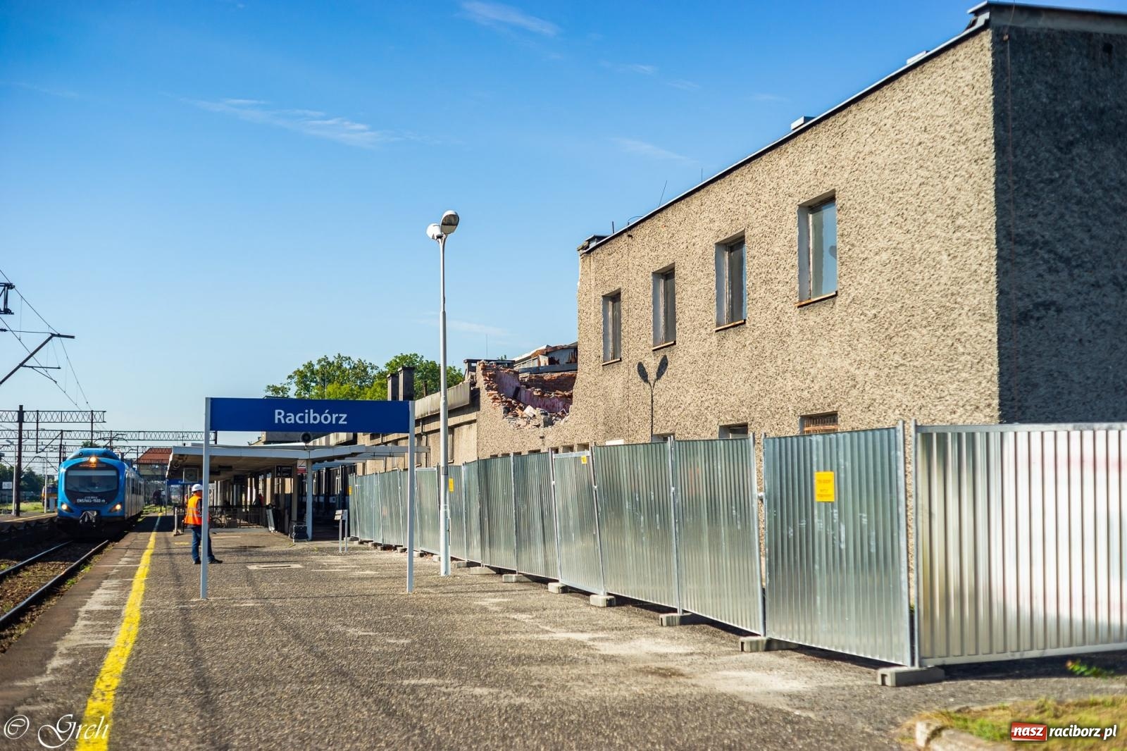 Zdjęcie w galerii na portalu naszraciborz.pl: Rozpoczęła się rozbiórka starego dworca PKP w Raciborzu [FOTO i WIDEO] wiadomości z regionu