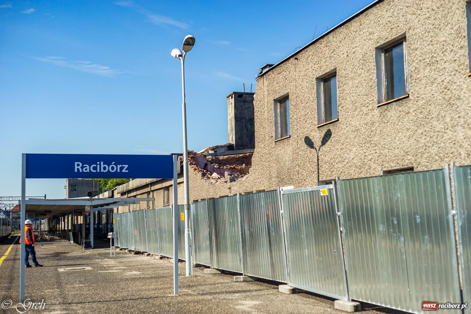 Zdjęcie w galerii na portalu naszraciborz.pl: Rozpoczęła się rozbiórka starego dworca PKP w Raciborzu [FOTO i WIDEO] wiadomości z regionu