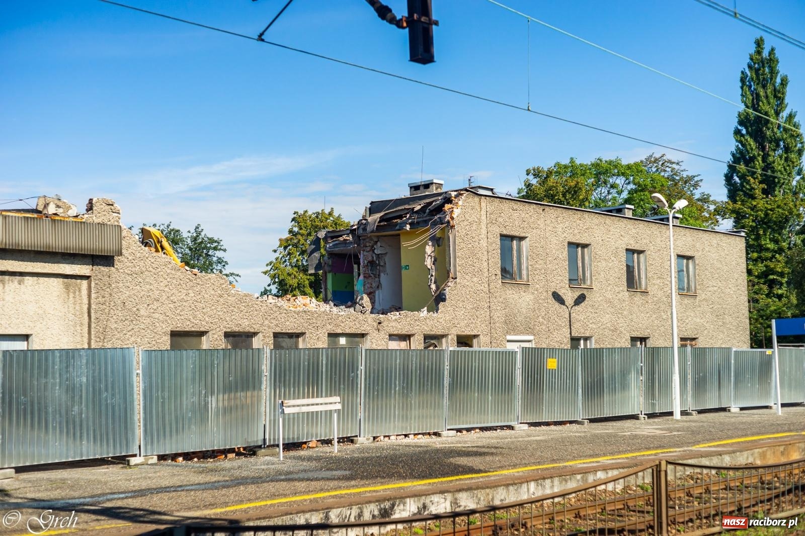 Zdjęcie w galerii na portalu naszraciborz.pl: Rozpoczęła się rozbiórka starego dworca PKP w Raciborzu [FOTO i WIDEO] wiadomości z regionu