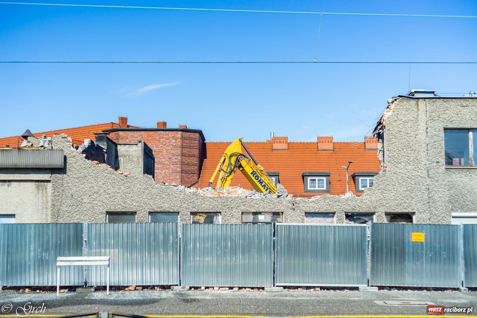 Zdjęcie w galerii na portalu naszraciborz.pl: Rozpoczęła się rozbiórka starego dworca PKP w Raciborzu [FOTO i WIDEO] wiadomości z regionu
