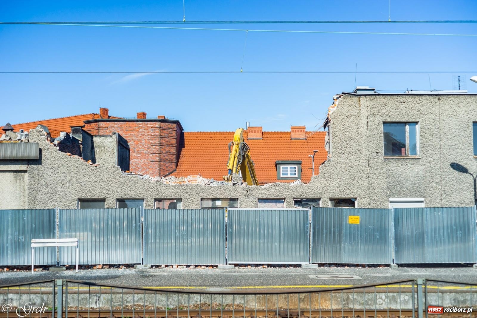 Zdjęcie w galerii na portalu naszraciborz.pl: Rozpoczęła się rozbiórka starego dworca PKP w Raciborzu [FOTO i WIDEO] wiadomości z regionu