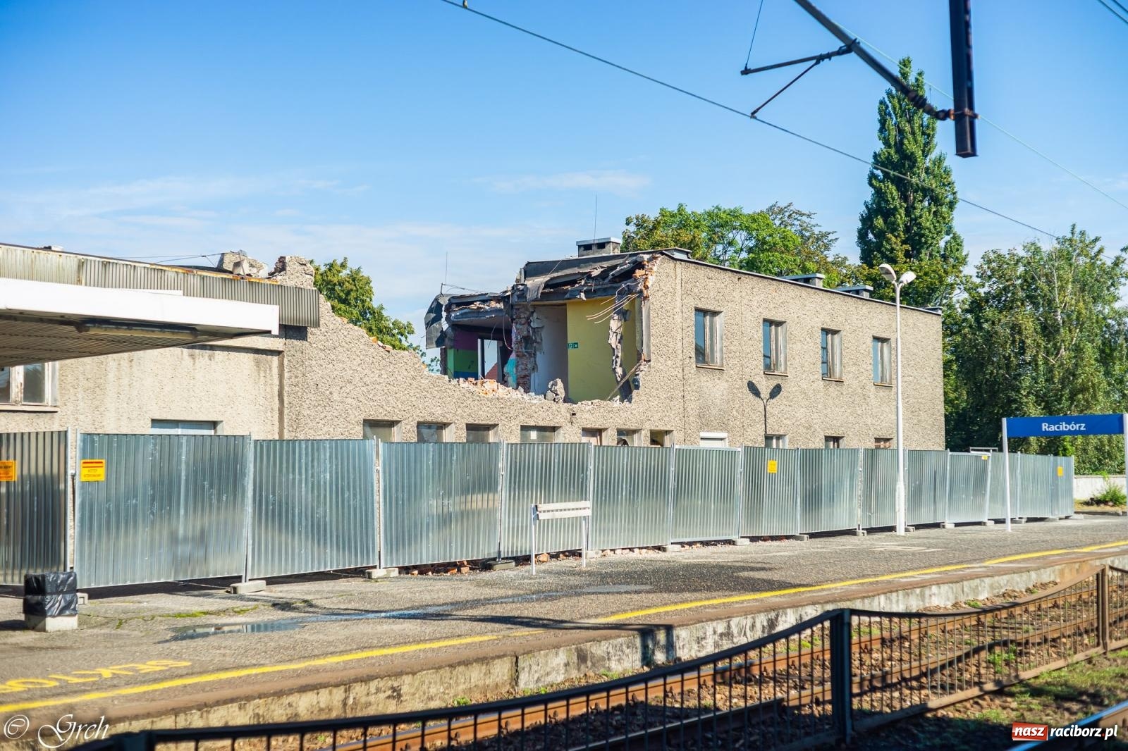 Zdjęcie w galerii na portalu naszraciborz.pl: Rozpoczęła się rozbiórka starego dworca PKP w Raciborzu [FOTO i WIDEO] wiadomości z regionu