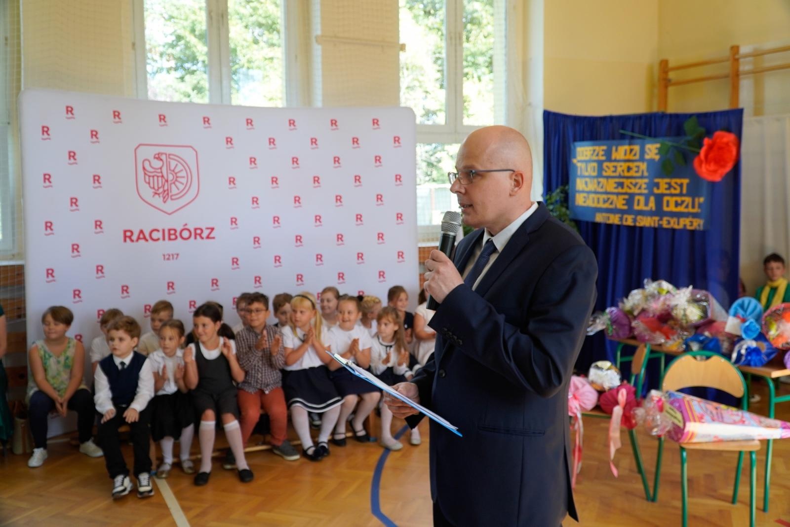 Zdjęcie w galerii na portalu naszraciborz.pl: Wakacji nadszedł kres. Na Płoni przywitano nowy rok szkolny [FOTO i WIDEO] wiadomości z regionu