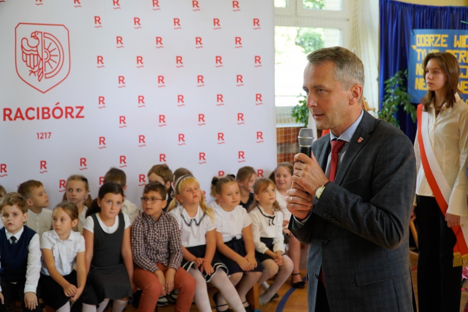 Zdjęcie w galerii na portalu naszraciborz.pl: Wakacji nadszedł kres. Na Płoni przywitano nowy rok szkolny [FOTO i WIDEO] wiadomości z regionu