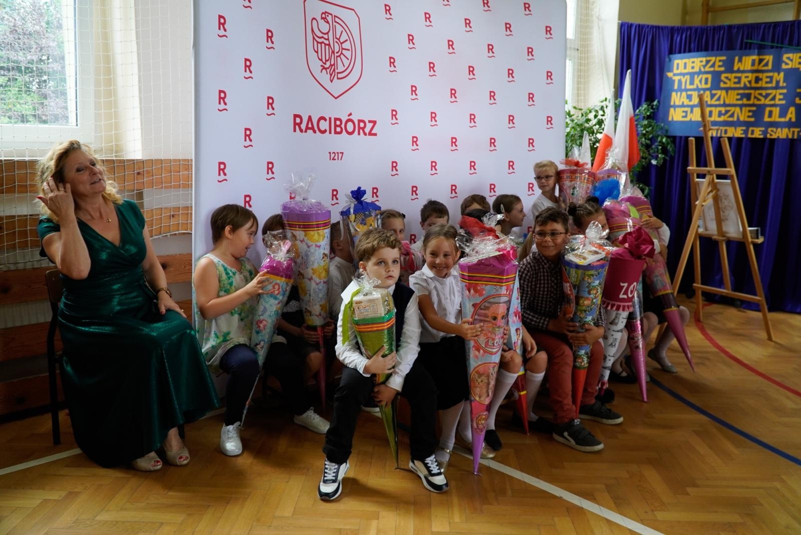 Zdjęcie w galerii na portalu naszraciborz.pl: Wakacji nadszedł kres. Na Płoni przywitano nowy rok szkolny [FOTO i WIDEO] wiadomości z regionu