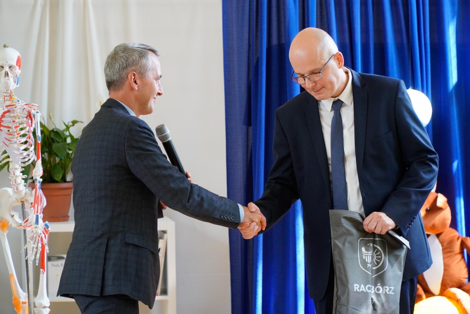 Zdjęcie w galerii na portalu naszraciborz.pl: Wakacji nadszedł kres. Na Płoni przywitano nowy rok szkolny [FOTO i WIDEO] wiadomości z regionu