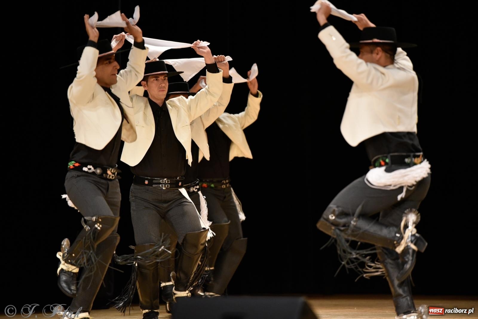 Zdjęcie w galerii na portalu naszraciborz.pl: RCK pełen żywiołów. Zespoły z Ekwadoru, Chile i Turcji w Raciborzu wiadomości z regionu