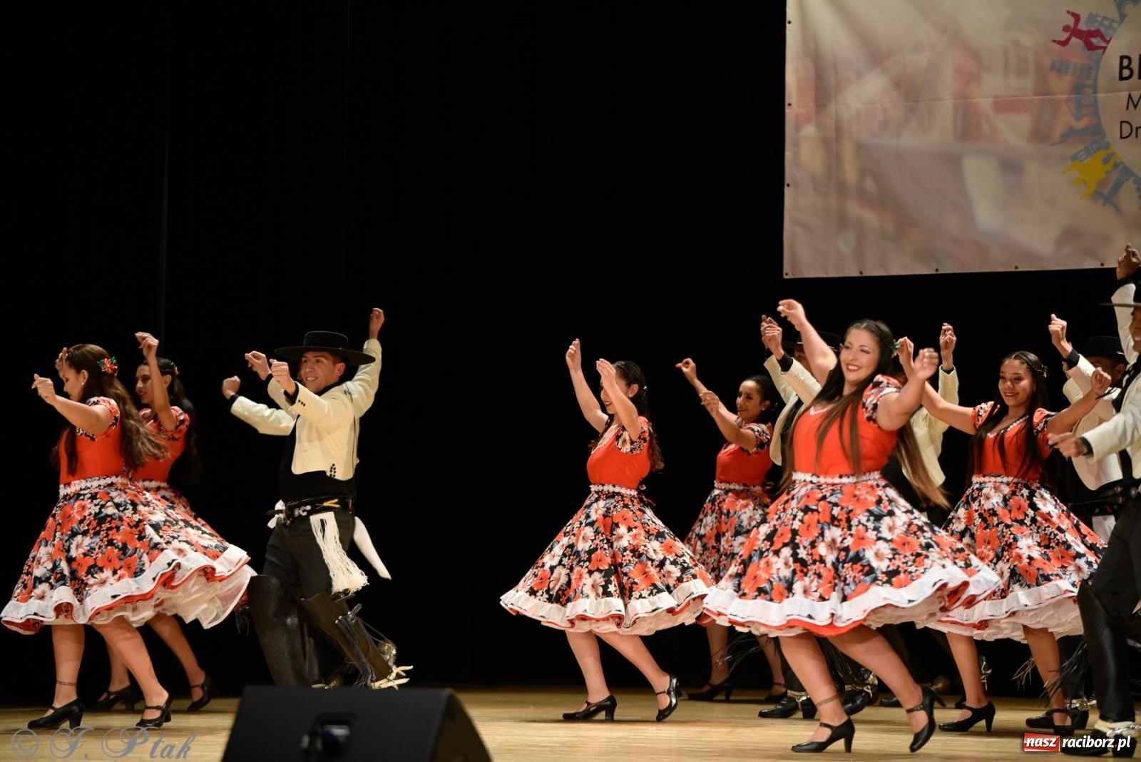 Zdjęcie w galerii na portalu naszraciborz.pl: RCK pełen żywiołów. Zespoły z Ekwadoru, Chile i Turcji w Raciborzu wiadomości z regionu