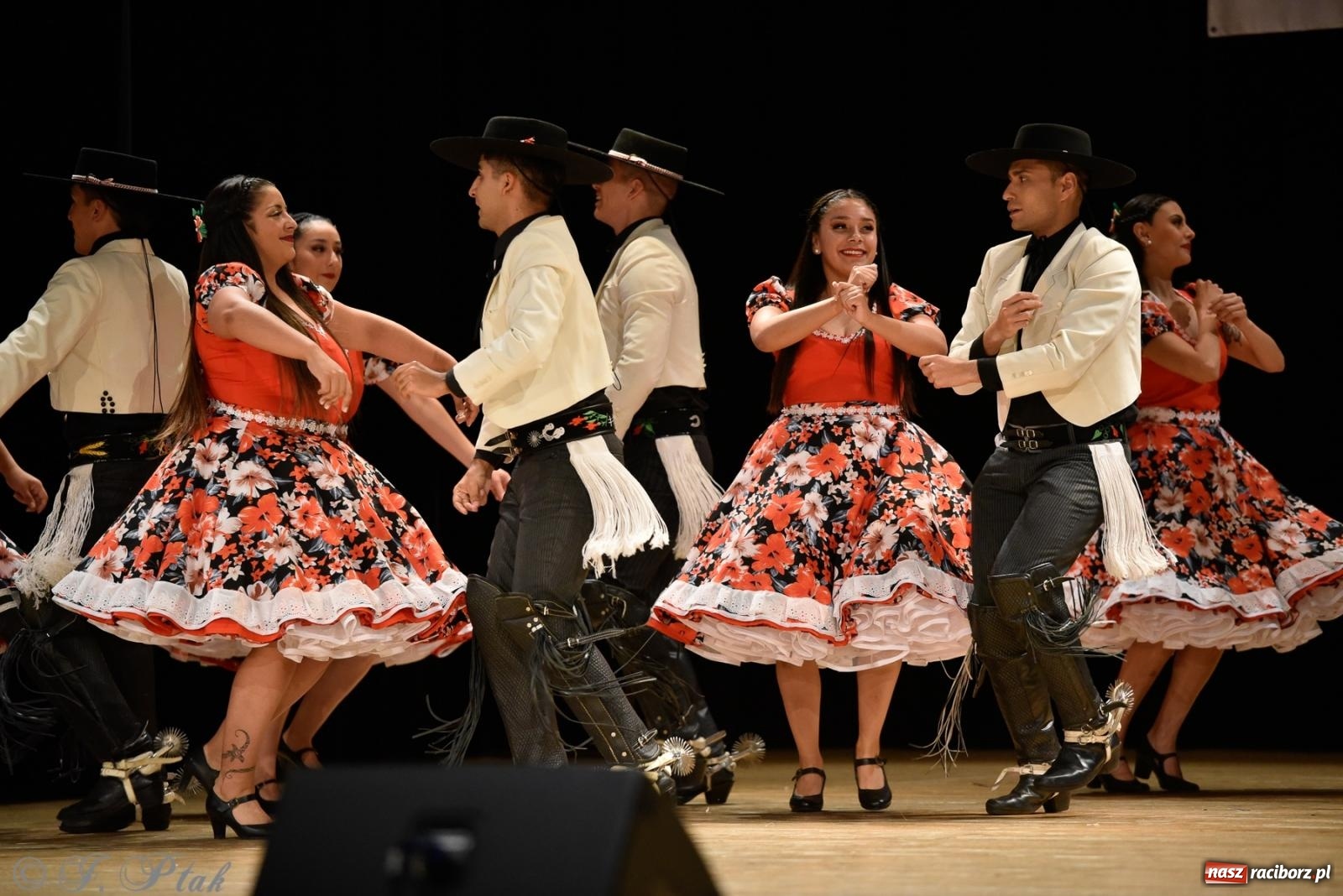 Zdjęcie w galerii na portalu naszraciborz.pl: RCK pełen żywiołów. Zespoły z Ekwadoru, Chile i Turcji w Raciborzu wiadomości z regionu