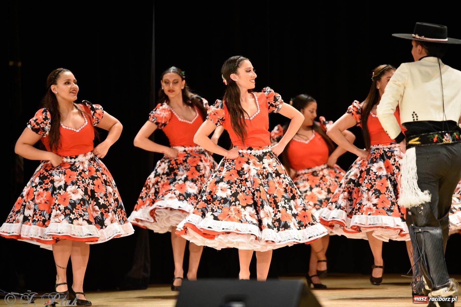 Zdjęcie w galerii na portalu naszraciborz.pl: RCK pełen żywiołów. Zespoły z Ekwadoru, Chile i Turcji w Raciborzu wiadomości z regionu