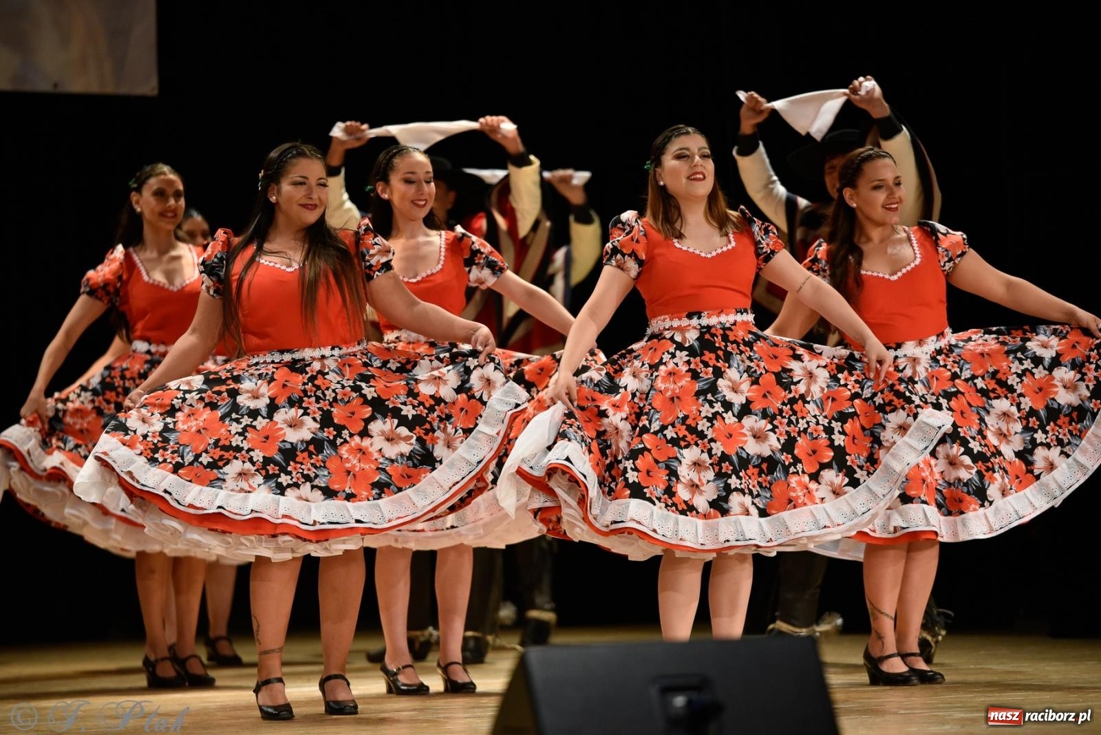 Zdjęcie w galerii na portalu naszraciborz.pl: RCK pełen żywiołów. Zespoły z Ekwadoru, Chile i Turcji w Raciborzu wiadomości z regionu