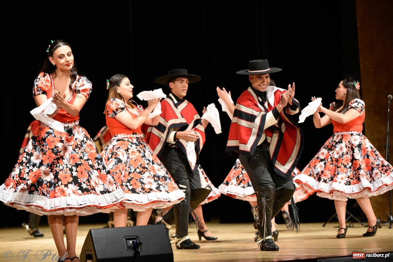 Zdjęcie w galerii na portalu naszraciborz.pl: RCK pełen żywiołów. Zespoły z Ekwadoru, Chile i Turcji w Raciborzu wiadomości z regionu