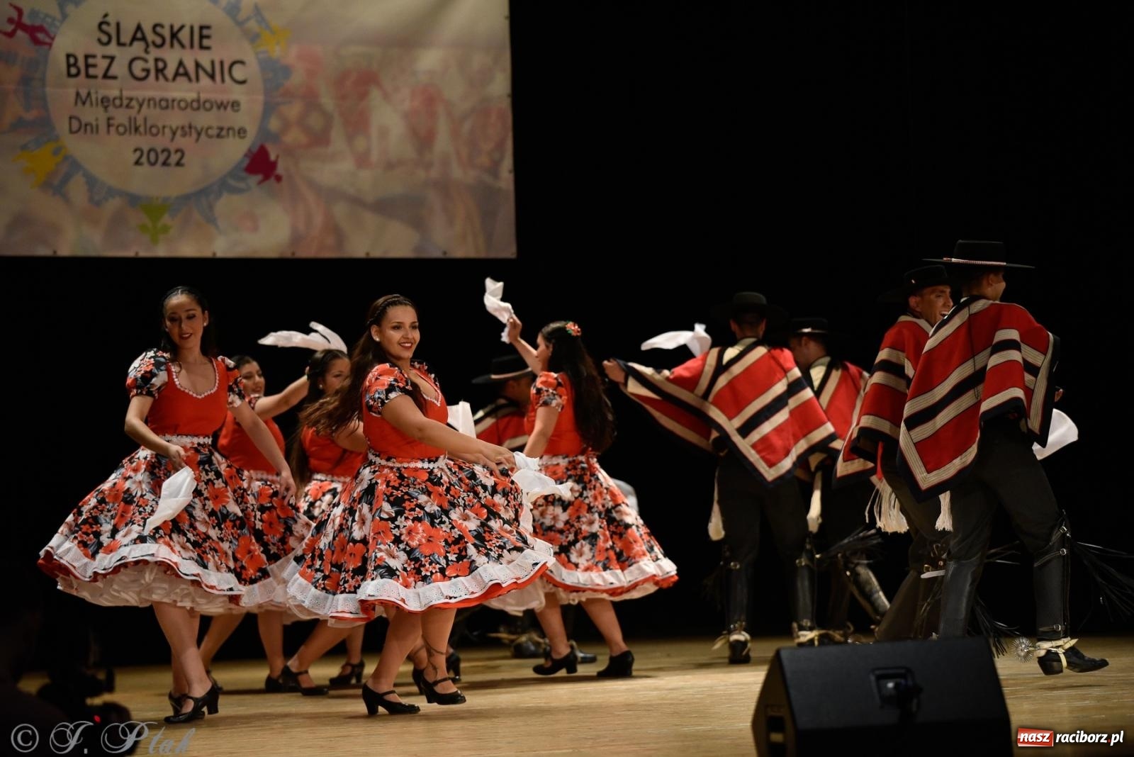 Zdjęcie w galerii na portalu naszraciborz.pl: RCK pełen żywiołów. Zespoły z Ekwadoru, Chile i Turcji w Raciborzu wiadomości z regionu