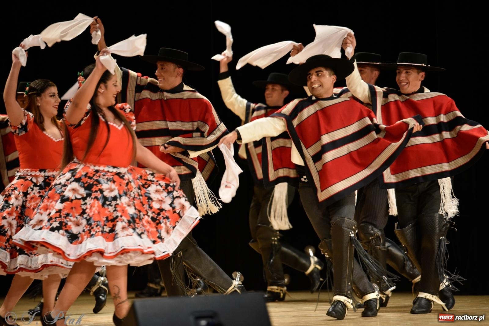 Zdjęcie w galerii na portalu naszraciborz.pl: RCK pełen żywiołów. Zespoły z Ekwadoru, Chile i Turcji w Raciborzu wiadomości z regionu
