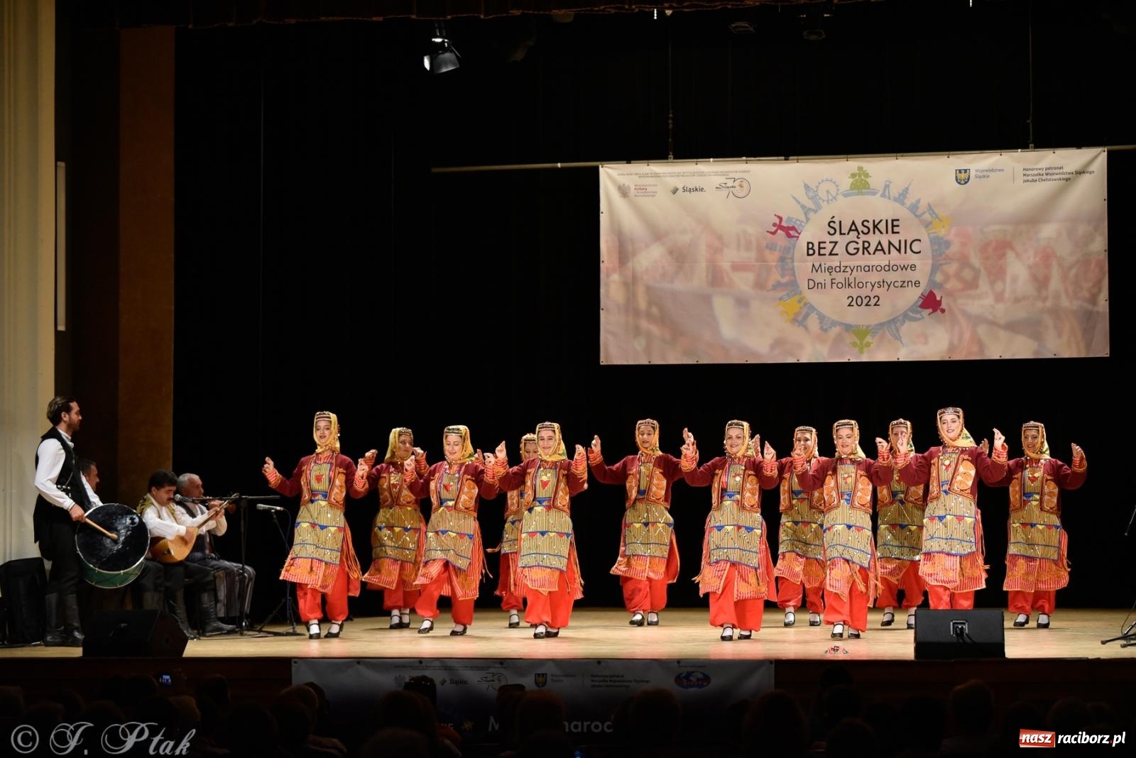 Zdjęcie w galerii na portalu naszraciborz.pl: RCK pełen żywiołów. Zespoły z Ekwadoru, Chile i Turcji w Raciborzu wiadomości z regionu