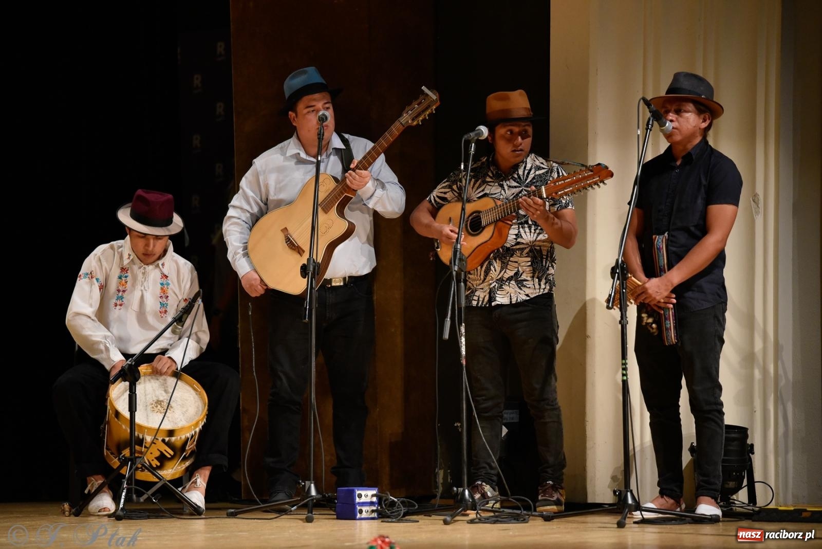 Zdjęcie w galerii na portalu naszraciborz.pl: RCK pełen żywiołów. Zespoły z Ekwadoru, Chile i Turcji w Raciborzu wiadomości z regionu