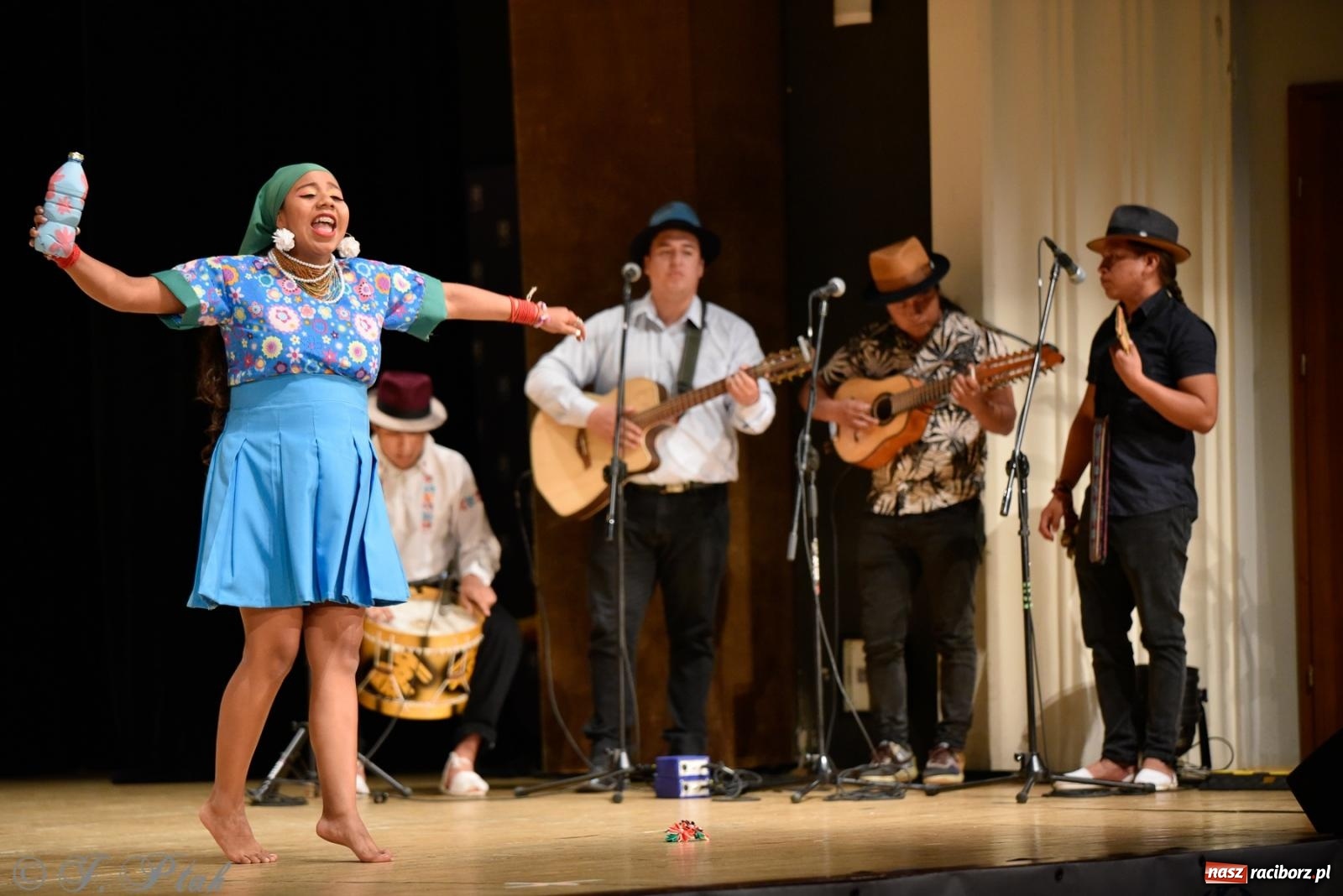 Zdjęcie w galerii na portalu naszraciborz.pl: RCK pełen żywiołów. Zespoły z Ekwadoru, Chile i Turcji w Raciborzu wiadomości z regionu