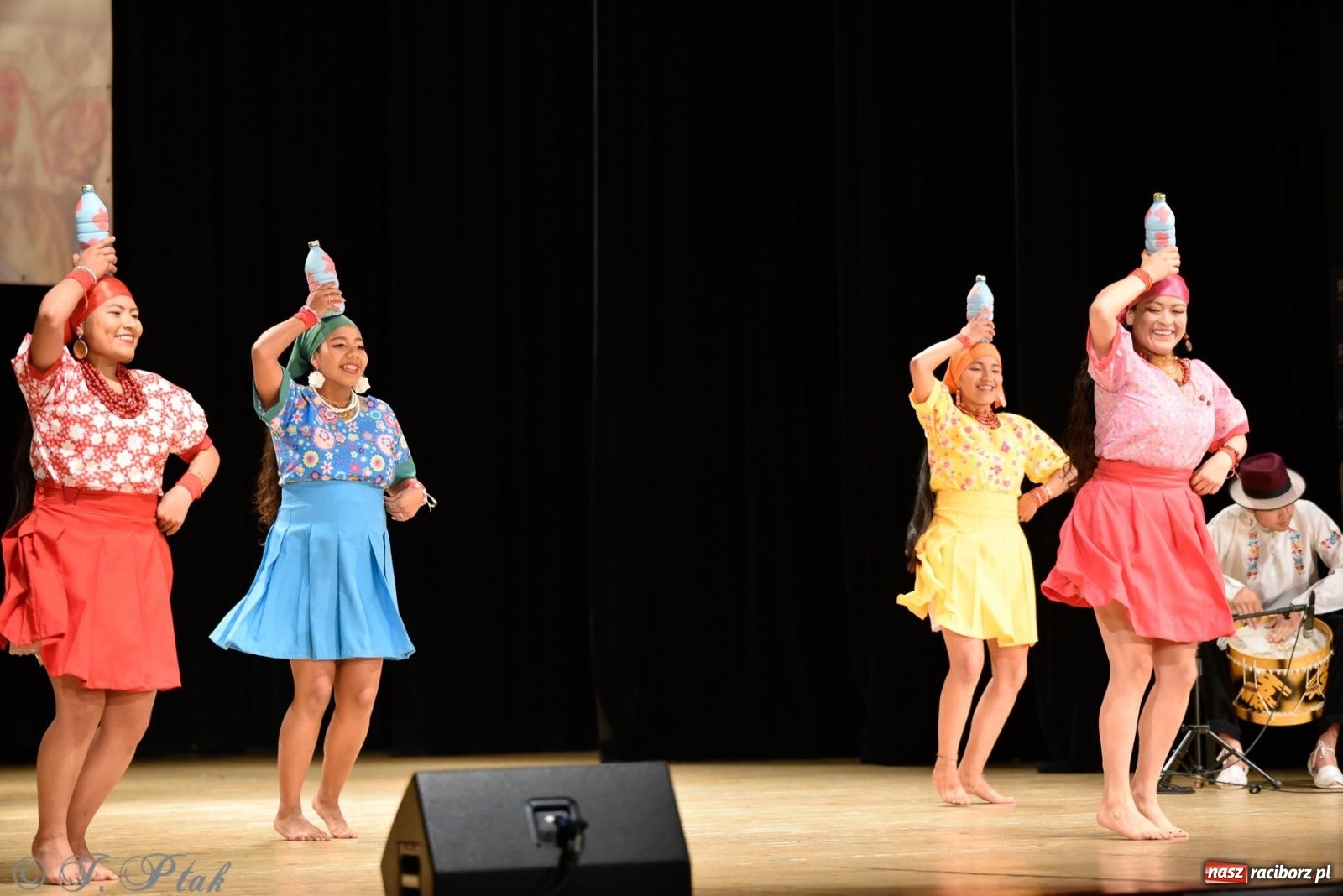 Zdjęcie w galerii na portalu naszraciborz.pl: RCK pełen żywiołów. Zespoły z Ekwadoru, Chile i Turcji w Raciborzu wiadomości z regionu