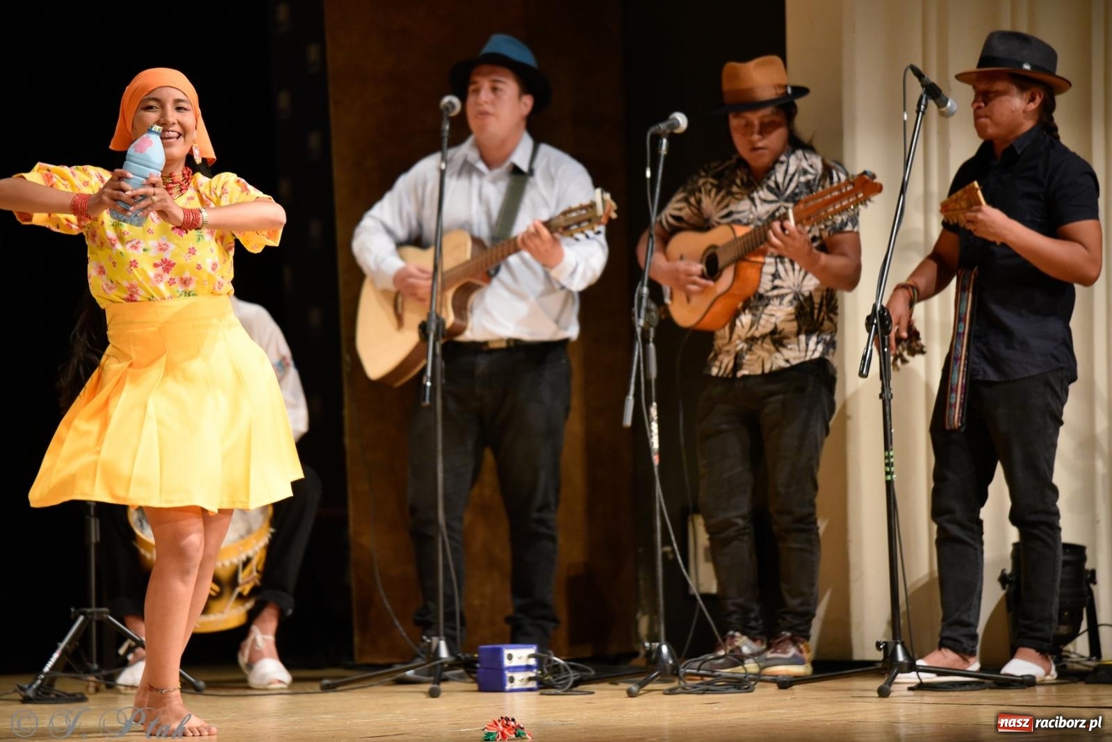 Zdjęcie w galerii na portalu naszraciborz.pl: RCK pełen żywiołów. Zespoły z Ekwadoru, Chile i Turcji w Raciborzu wiadomości z regionu