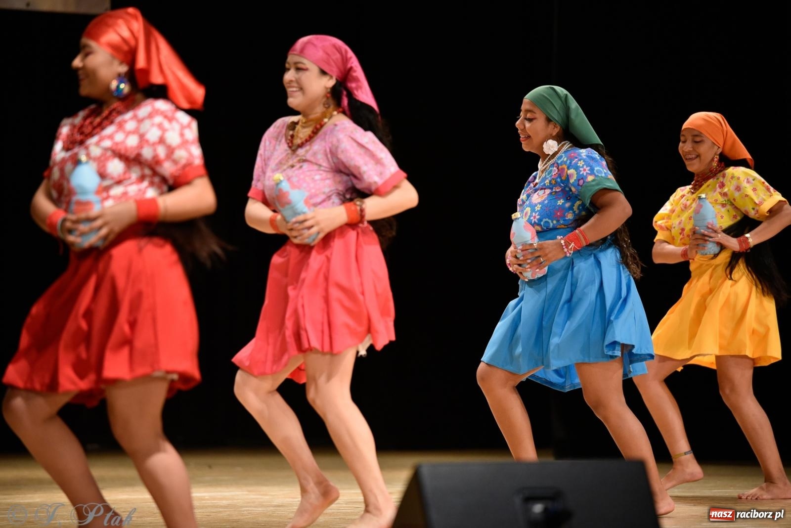 Zdjęcie w galerii na portalu naszraciborz.pl: RCK pełen żywiołów. Zespoły z Ekwadoru, Chile i Turcji w Raciborzu wiadomości z regionu