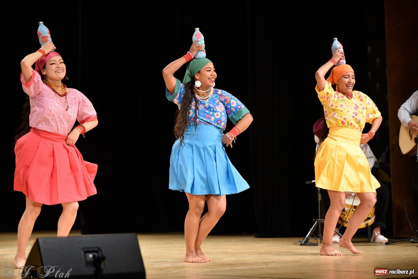 Zdjęcie w galerii na portalu naszraciborz.pl: RCK pełen żywiołów. Zespoły z Ekwadoru, Chile i Turcji w Raciborzu wiadomości z regionu