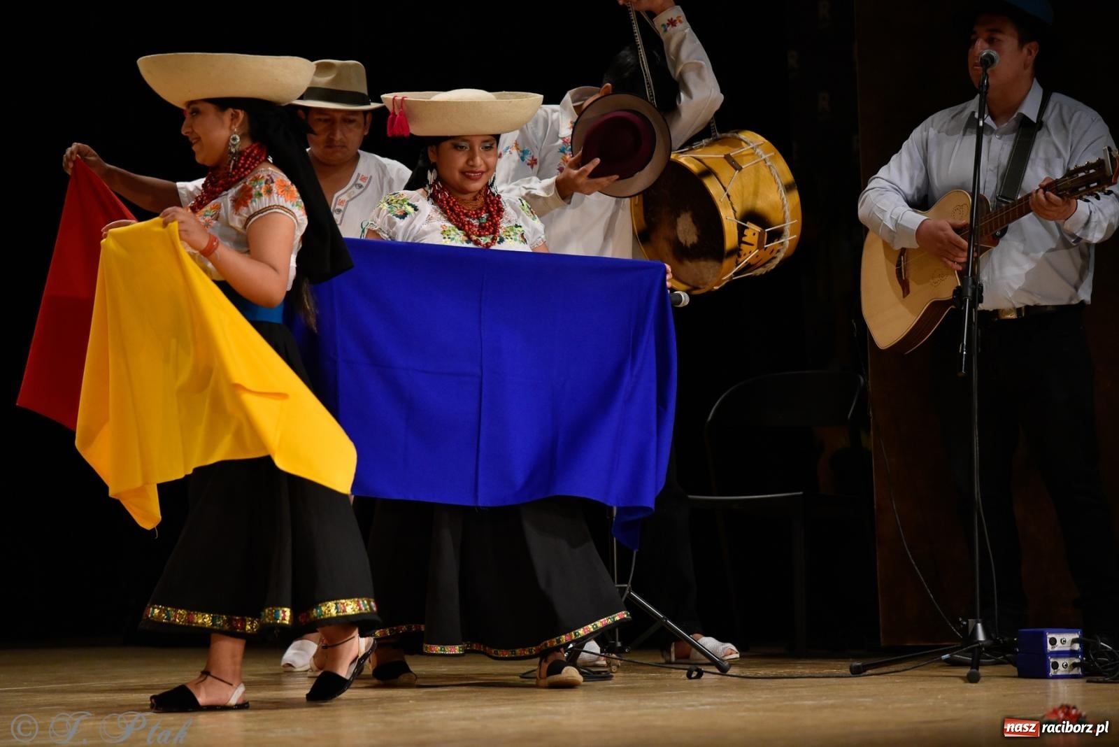 Zdjęcie w galerii na portalu naszraciborz.pl: RCK pełen żywiołów. Zespoły z Ekwadoru, Chile i Turcji w Raciborzu wiadomości z regionu