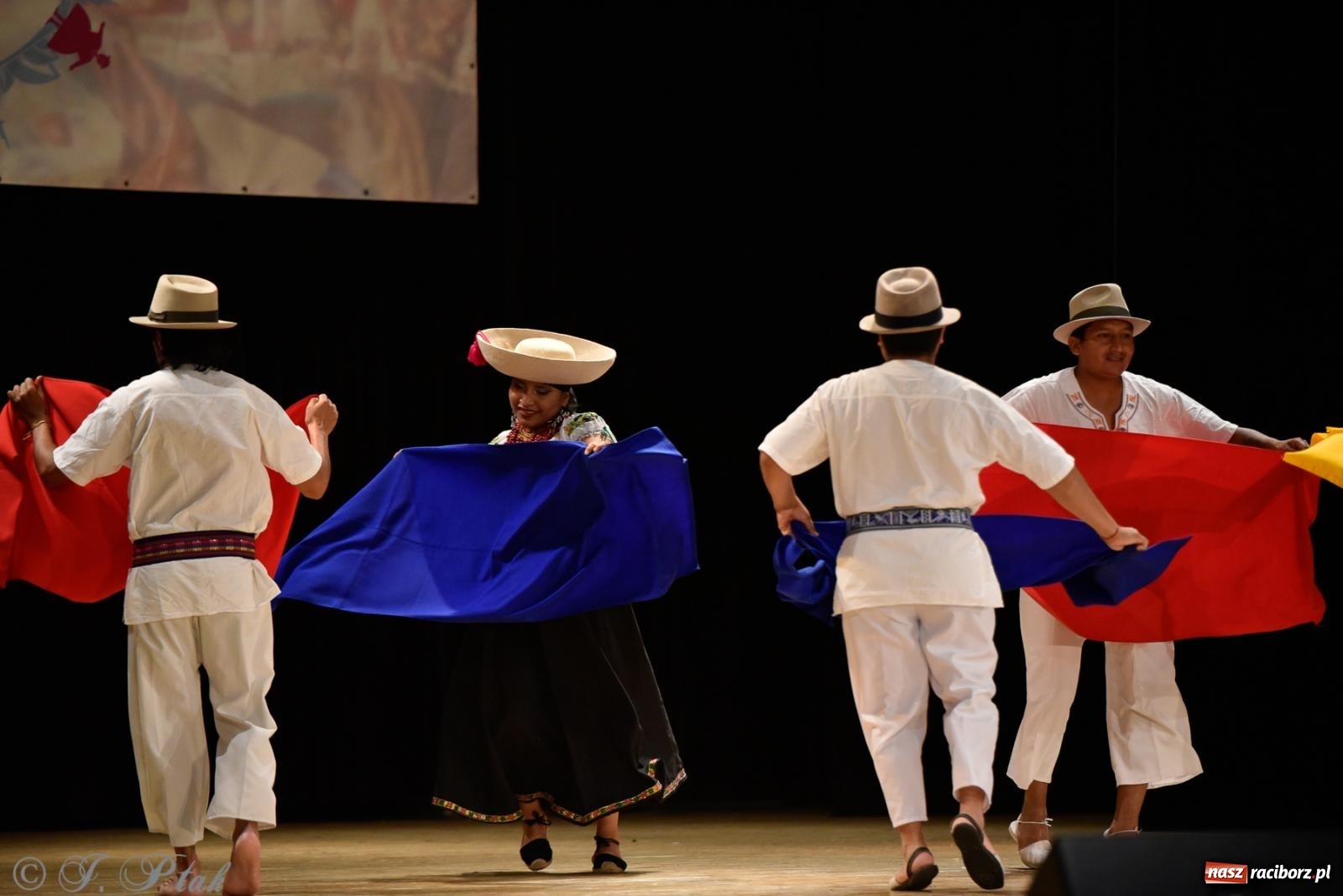 Zdjęcie w galerii na portalu naszraciborz.pl: RCK pełen żywiołów. Zespoły z Ekwadoru, Chile i Turcji w Raciborzu wiadomości z regionu