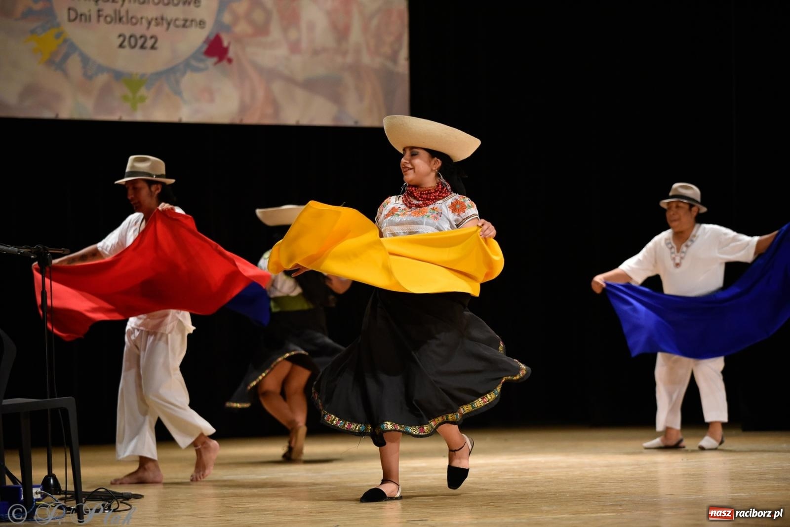 Zdjęcie w galerii na portalu naszraciborz.pl: RCK pełen żywiołów. Zespoły z Ekwadoru, Chile i Turcji w Raciborzu wiadomości z regionu