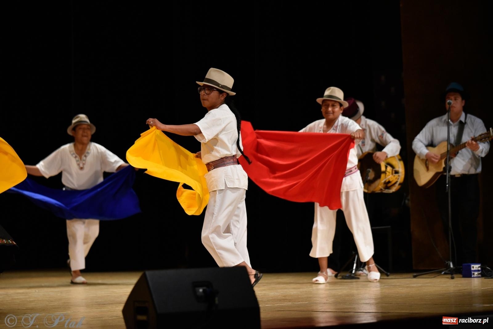 Zdjęcie w galerii na portalu naszraciborz.pl: RCK pełen żywiołów. Zespoły z Ekwadoru, Chile i Turcji w Raciborzu wiadomości z regionu