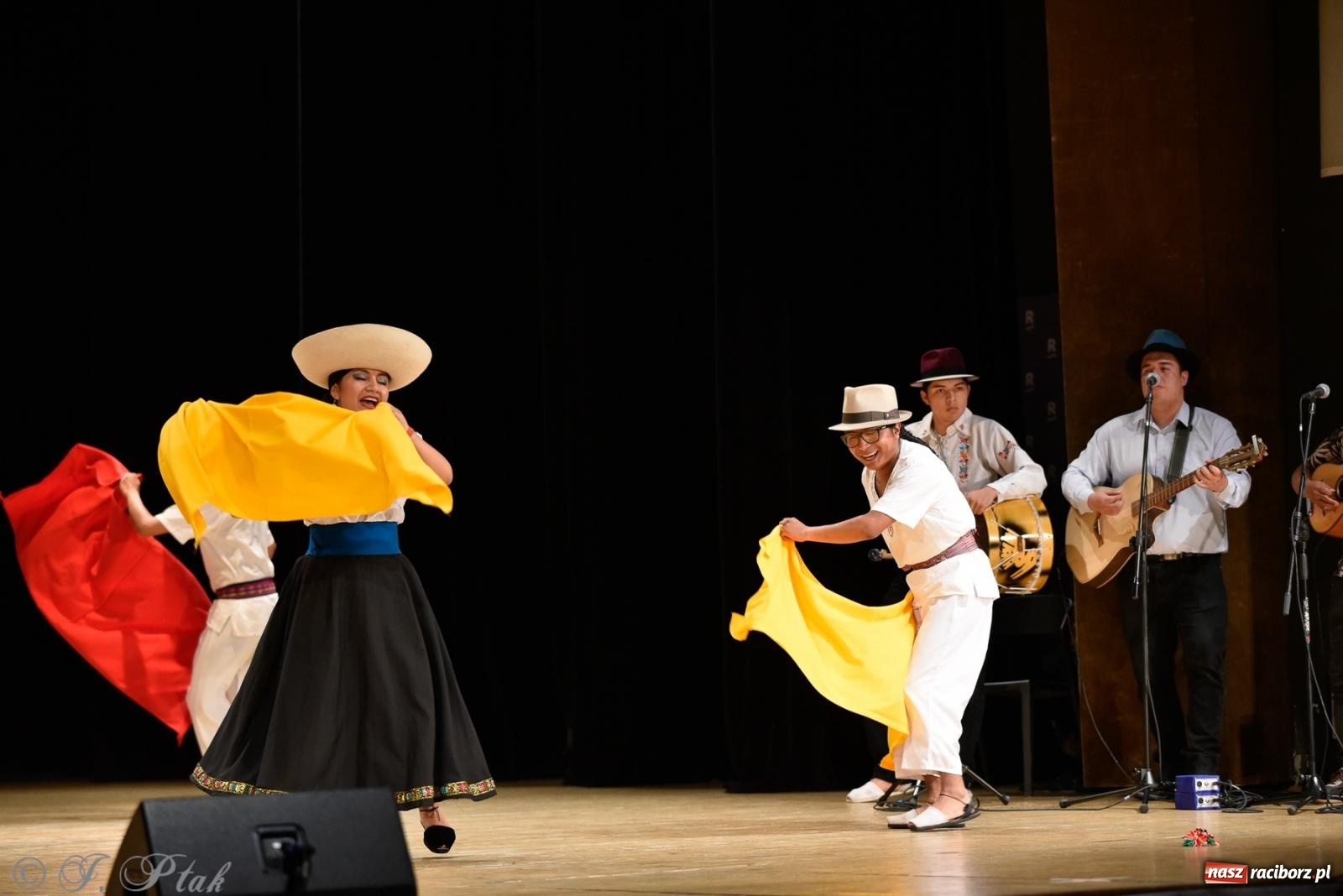 Zdjęcie w galerii na portalu naszraciborz.pl: RCK pełen żywiołów. Zespoły z Ekwadoru, Chile i Turcji w Raciborzu wiadomości z regionu